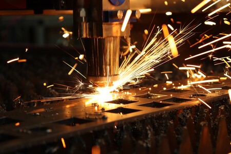 Operating and digitalization of laser manufacturing cells